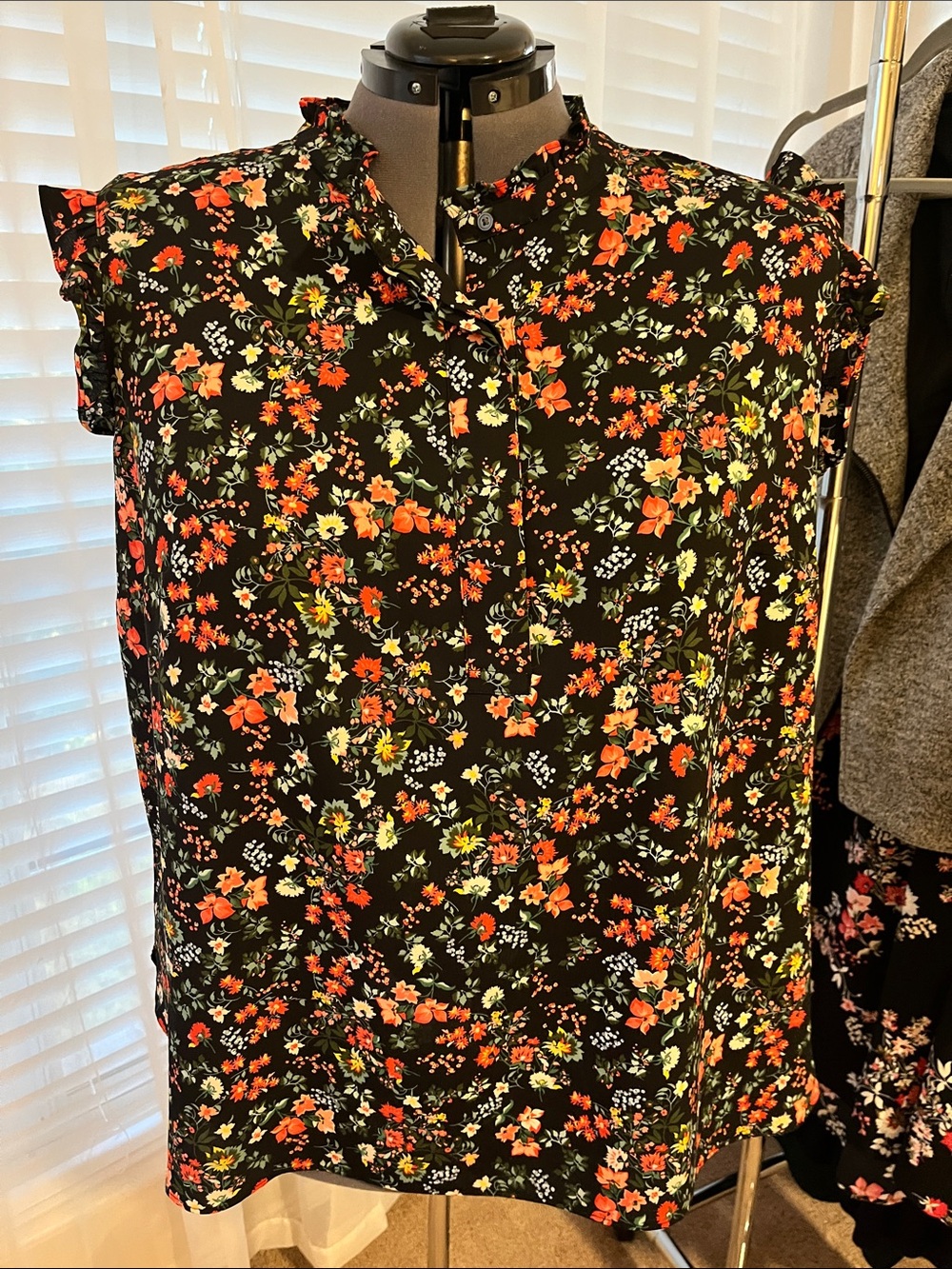 LOFT Black Floral Ruffled Neck Sleeveless Blouse 24 3x